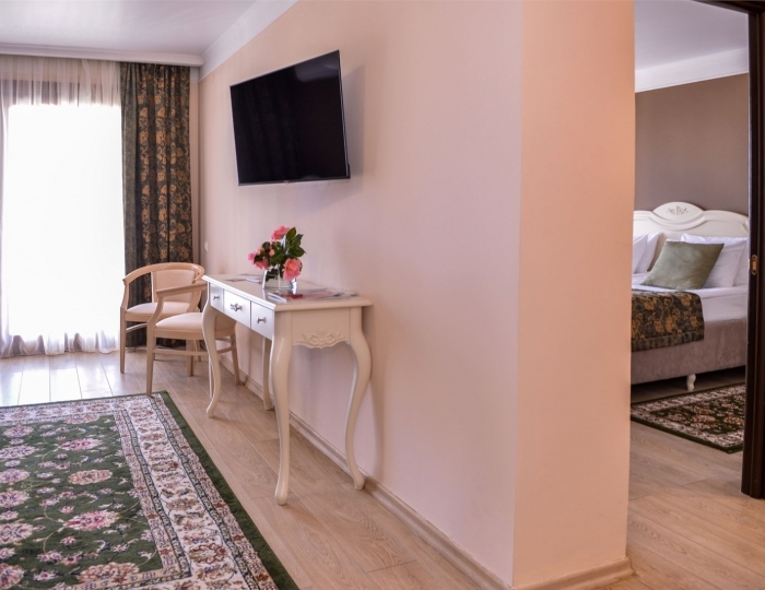 Люкс 2-местный 2-комнатный с балконом вид на море корп.1 - Санаторий «Айвазовское» Алушта